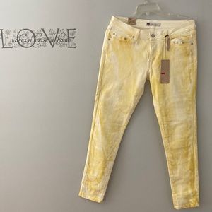 Levi’s leggings in white and gold